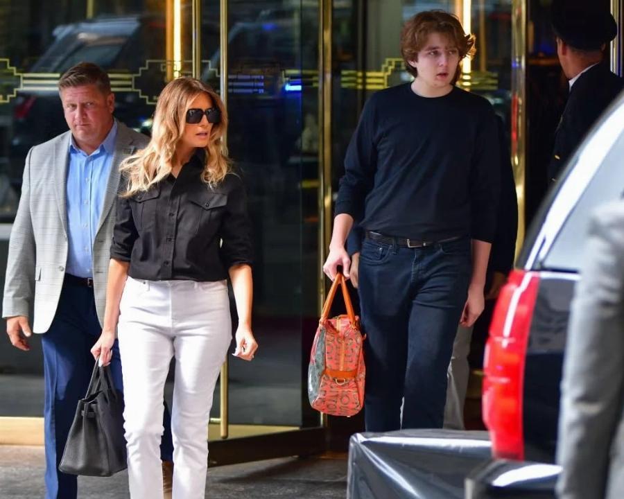 Έχει ύψος 2,06 μέτρα: Όλοι ψάχνουν να βρουν ποιος είναι αuτός πίσω από τον Τραμπ και τη Μελάνια – Έκλεψε την παράσταση