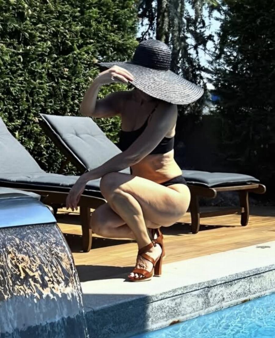 Ειναι 57 χρονών, είναι Ελληνίδα γυναικάρα, έχει σώμα αγάλματος και βάζει κάτω 20αρες για «πρωινό»