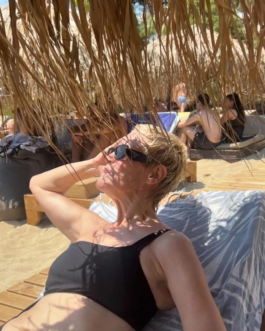 Ειναι 57 χρονών, είναι Ελληνίδα γυναικάρα, έχει σώμα αγάλματος και βάζει κάτω 20αρες για «πρωινό»