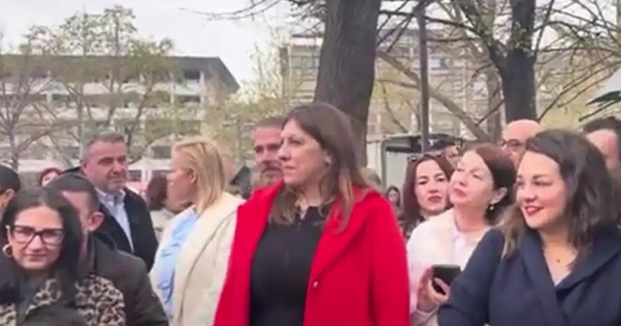 Η Ζωή Κωνσταντοπούλου παρακολούθησε μαζί με τον κόσμο την παρέλαση στη Λάρισα – Δεν έδωσε το χέρι της στον Χρήστο Κέλλα