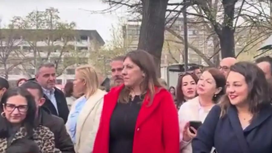 Η Ζωή Κωνσταντοπούλου παρακολούθησε μαζί με τον κόσμο την παρέλαση στη Λάρισα – Δεν έδωσε το χέρι της στον Χρήστο Κέλλα