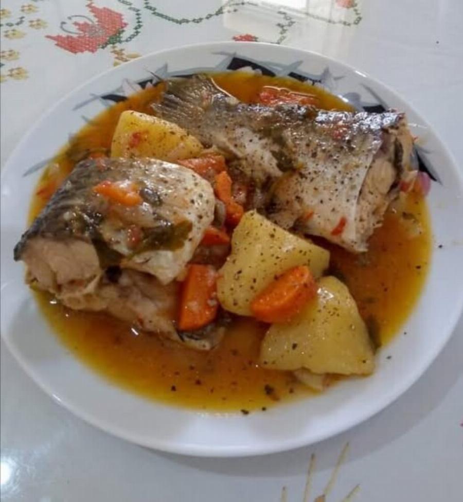 Μεσογειακό ψάρι γιαχνί που λιώνει στο στόμα – Έτοιμο με απλά υλικά!