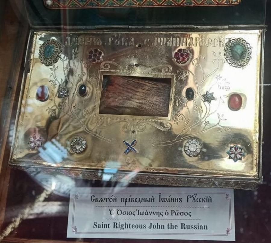 Ιστορική στιγμή: Το άφθαρτο δεξί χέρι του Αγίου Ιωάννου του Ρώσου ενώνεται με το υπόλοιπο σώμα