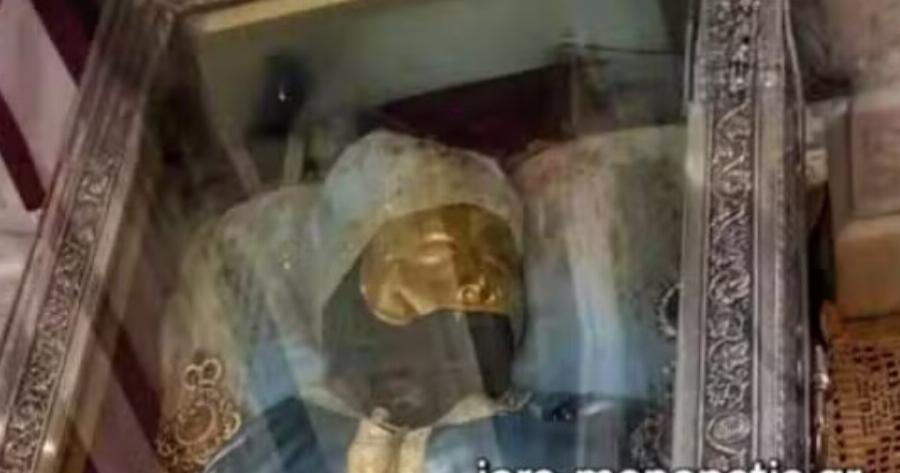 Ιστορική στιγμή: Το άφθαρτο δεξί χέρι του Αγίου Ιωάννου του Ρώσου ενώνεται με το υπόλοιπο σώμα