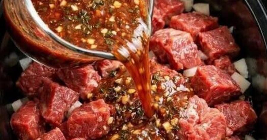 Ρίχνεις 5 υλικά και γίνεται μόνο του – το τέλειο στιφάδο