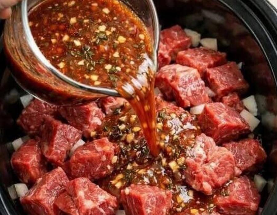 Ρίχνεις 5 υλικά και γίνεται μόνο του – το τέλειο στιφάδο