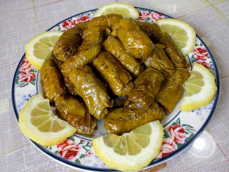 Ντολμαδάκια με φρέσκα αμπελόφυλλα – το μυστικό για τέλειο τύλιγμα