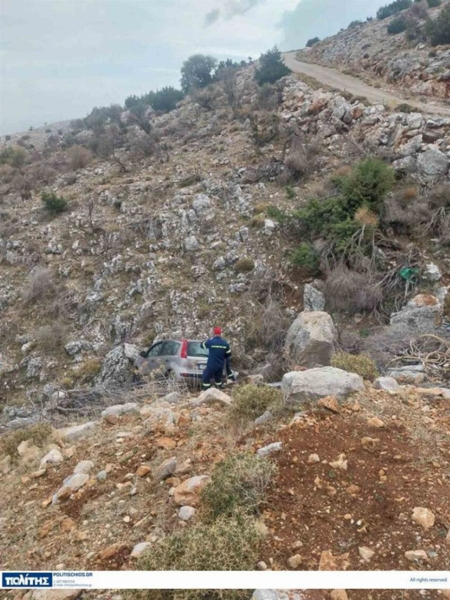 Aπίστευτo τροχαίo με 97χρονο οδηγό – Έπεσε σε χαράδρα 10 μέτρων