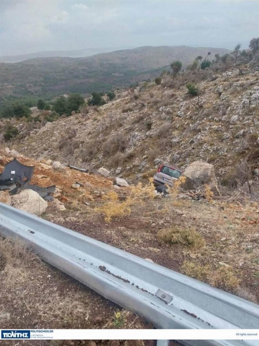 Aπίστευτo τροχαίo με 97χρονο οδηγό – Έπεσε σε χαράδρα 10 μέτρων