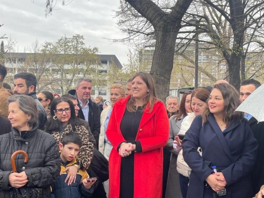 Η Ζωή Κωνσταντοπούλου παρακολούθησε μαζί με τον κόσμο την παρέλαση στη Λάρισα – Δεν έδωσε το χέρι της στον Χρήστο Κέλλα