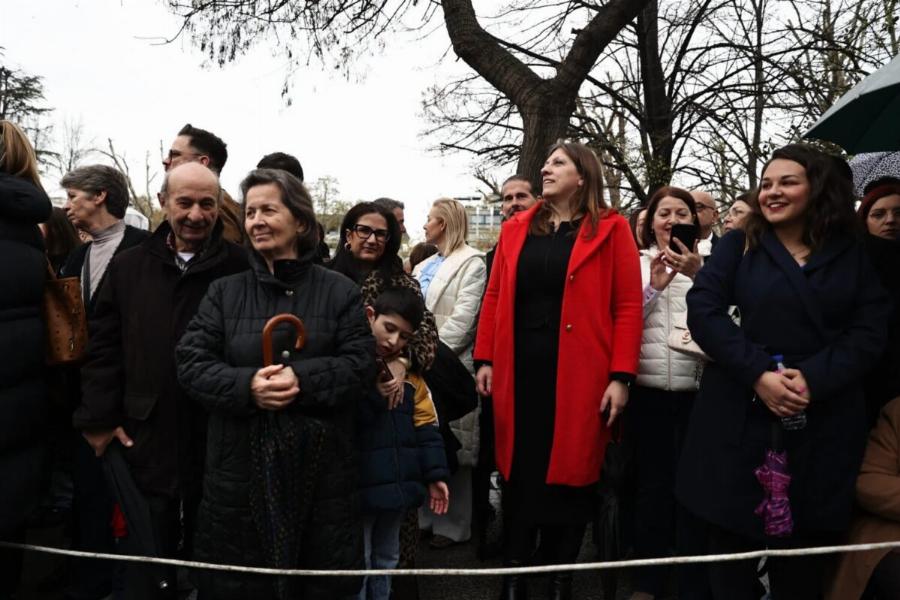 Η Ζωή Κωνσταντοπούλου παρακολούθησε μαζί με τον κόσμο την παρέλαση στη Λάρισα – Δεν έδωσε το χέρι της στον Χρήστο Κέλλα