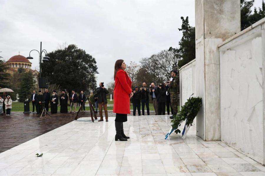 Η Ζωή Κωνσταντοπούλου παρακολούθησε μαζί με τον κόσμο την παρέλαση στη Λάρισα – Δεν έδωσε το χέρι της στον Χρήστο Κέλλα