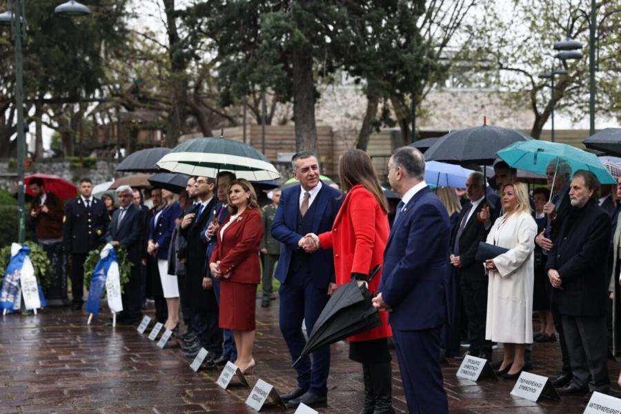 Η Ζωή Κωνσταντοπούλου παρακολούθησε μαζί με τον κόσμο την παρέλαση στη Λάρισα – Δεν έδωσε το χέρι της στον Χρήστο Κέλλα