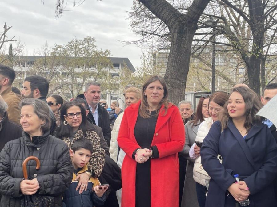 Η Ζωή Κωνσταντοπούλου παρακολούθησε μαζί με τον κόσμο την παρέλαση στη Λάρισα – Δεν έδωσε το χέρι της στον Χρήστο Κέλλα