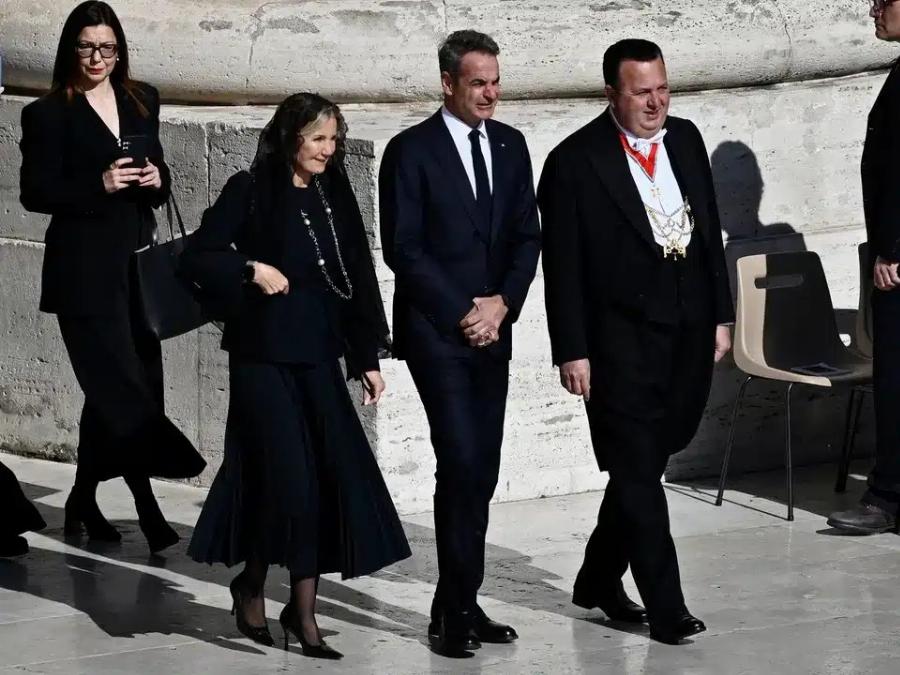 Κηδεία Πάπα Φραγκίσκου: Στην πλατεία του Αγίου Πέτρου ο Κυριάκος Μητσοτάκης με τη σύζυγό του Μαρέβα Γκραμπόφσκι