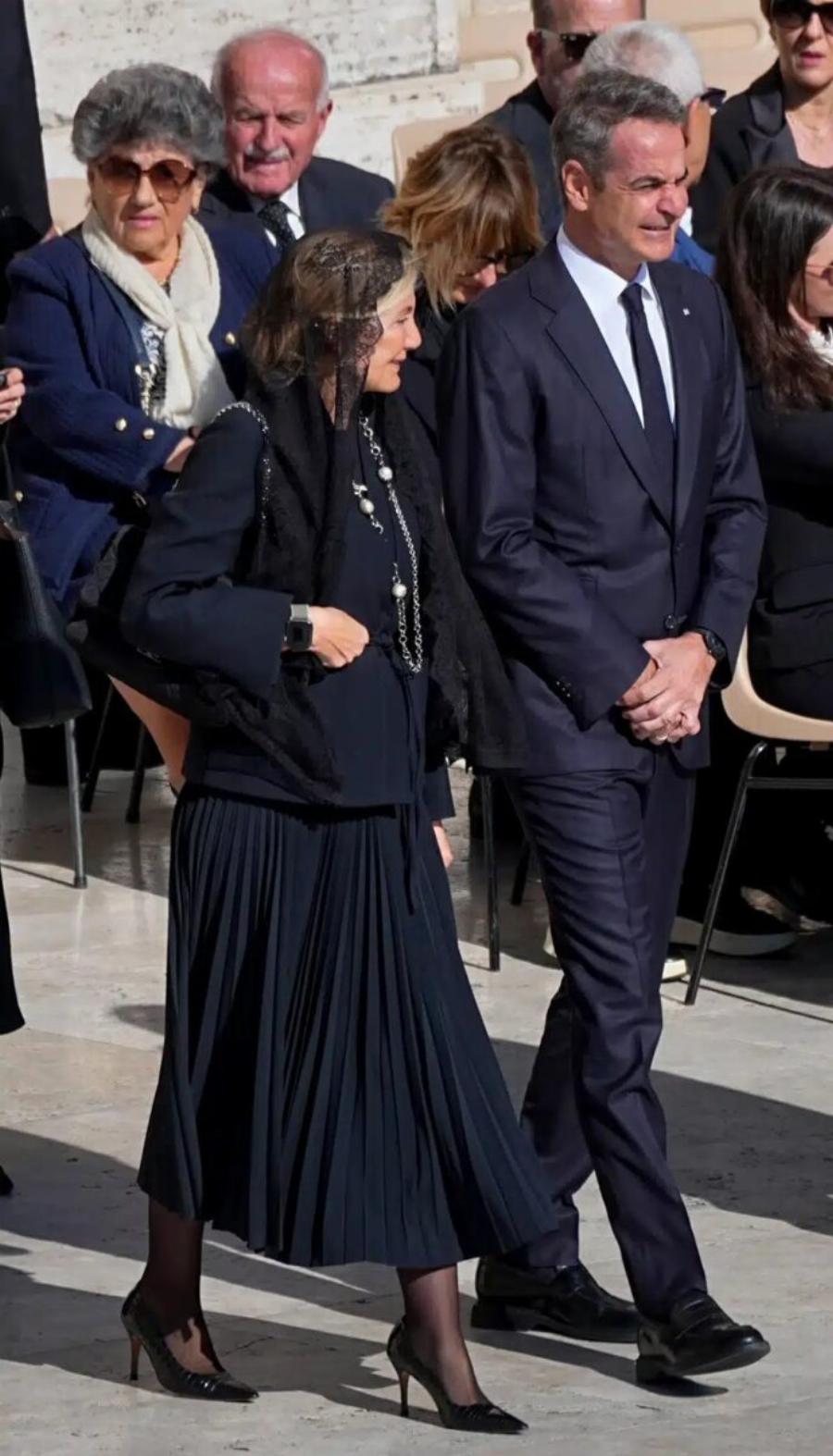 Κηδεία Πάπα Φραγκίσκου: Στην πλατεία του Αγίου Πέτρου ο Κυριάκος Μητσοτάκης με τη σύζυγό του Μαρέβα Γκραμπόφσκι