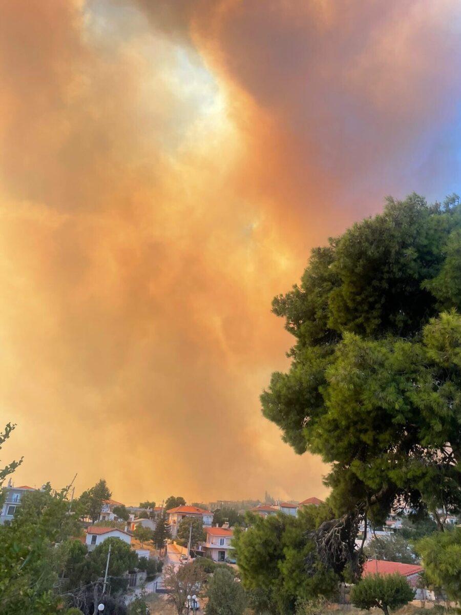Δύο μεγάλες φωτιές τώρα στην Αττική κοντά σε σπίτια – Εκκενώνεται περιοχές – «Έχουν ήδη καεί σπίτια»