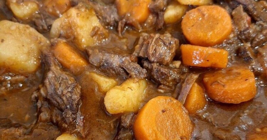 Μοσχάρι κατσαρόλας με πατάτες και κόκκινο κρασί – Λιώνει και δένει τέλεια η σάλτσα