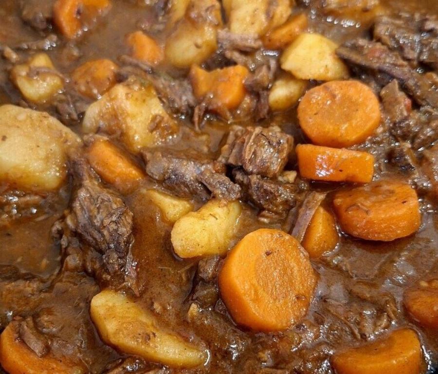 Μοσχάρι κατσαρόλας με πατάτες και κόκκινο κρασί – Λιώνει και δένει τέλεια η σάλτσα
