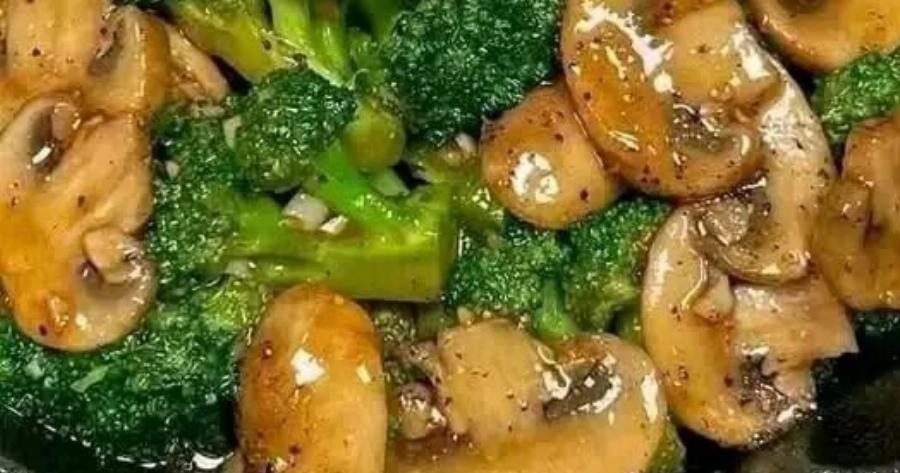 Μπρόκολο με μανιτάρια και σκόρδο – Υγιεινό και πεντανόστιμο σε λίγα λεπτά