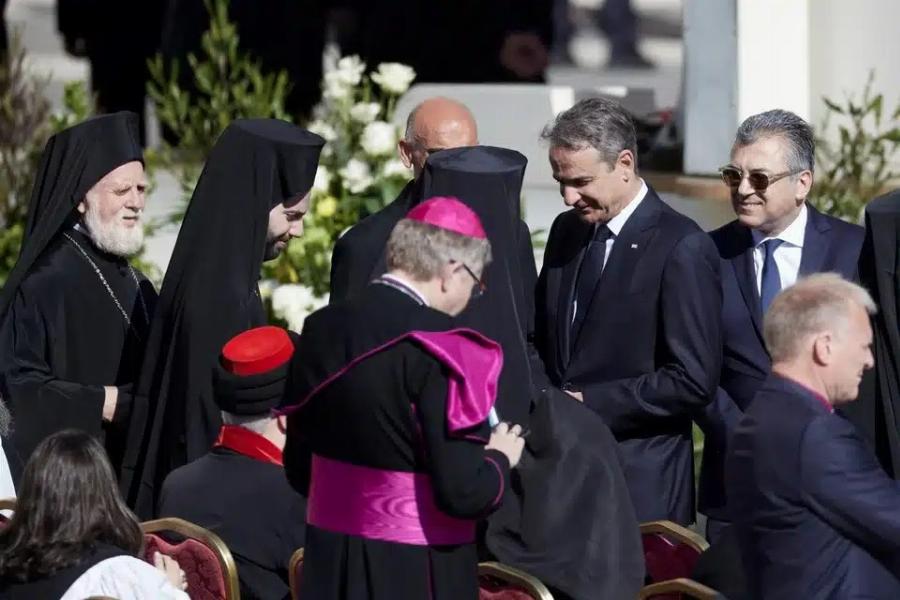 Κηδεία Πάπα Φραγκίσκου: Στην πλατεία του Αγίου Πέτρου ο Κυριάκος Μητσοτάκης με τη σύζυγό του Μαρέβα Γκραμπόφσκι