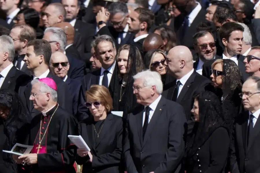 Κηδεία Πάπα Φραγκίσκου: Στην πλατεία του Αγίου Πέτρου ο Κυριάκος Μητσοτάκης με τη σύζυγό του Μαρέβα Γκραμπόφσκι