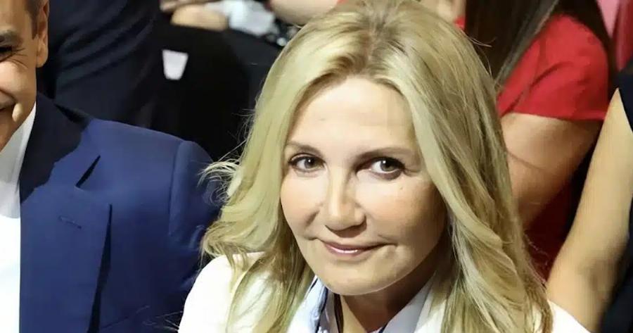 Ντυμένη σαν γαλαζοαίματη: Η Μαρέβα με ολόλευκο κοστούμι, καφέ παπούτσια και τσάντα που έχουν ελάχιστες