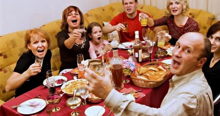 Όσο ήμουν στο νοσοκομείο, η πεθερά μου αποφάσισε να γιορτάσει τα γενέθλιά της στο σπίτι μας, Προσκάλεσε σαράντα καλεσμένους, και τα βρώμικα πιάτα και όλη την ακαταστασία τα άφησε σε μένα να τα καθαρίσω: Ήμουν εξοργισμένη και αποφάσισα να της εκδικηθώ