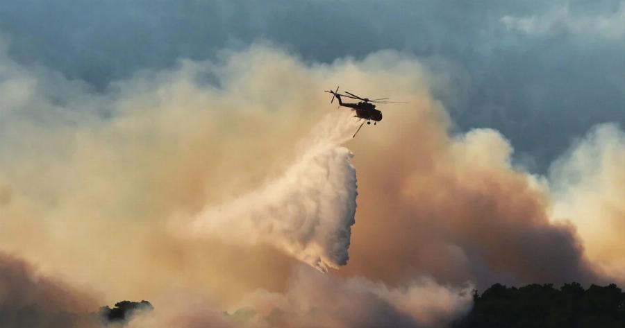 ΕΚΤΑΚΤΟ ΤΩΡΑ: Συγκρούστηκαν δύο ελικόπτερα που επιχειρούσαν στη φωτιά