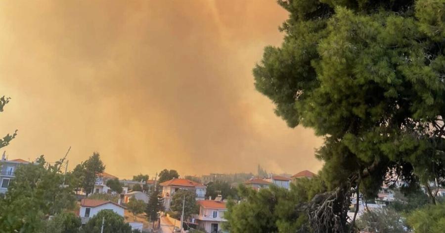 Δύο μεγάλες φωτιές τώρα στην Αττική κοντά σε σπίτια – Εκκενώνεται περιοχές – «Έχουν ήδη καεί σπίτια»