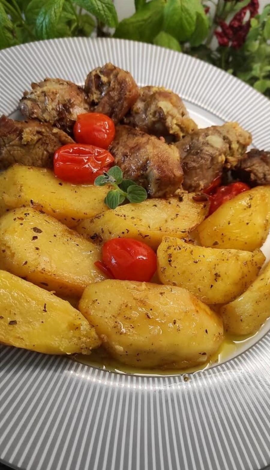 Χοιρινές μπουκιές με πατάτες στο τηγάνι – σκέτη απόλαυση