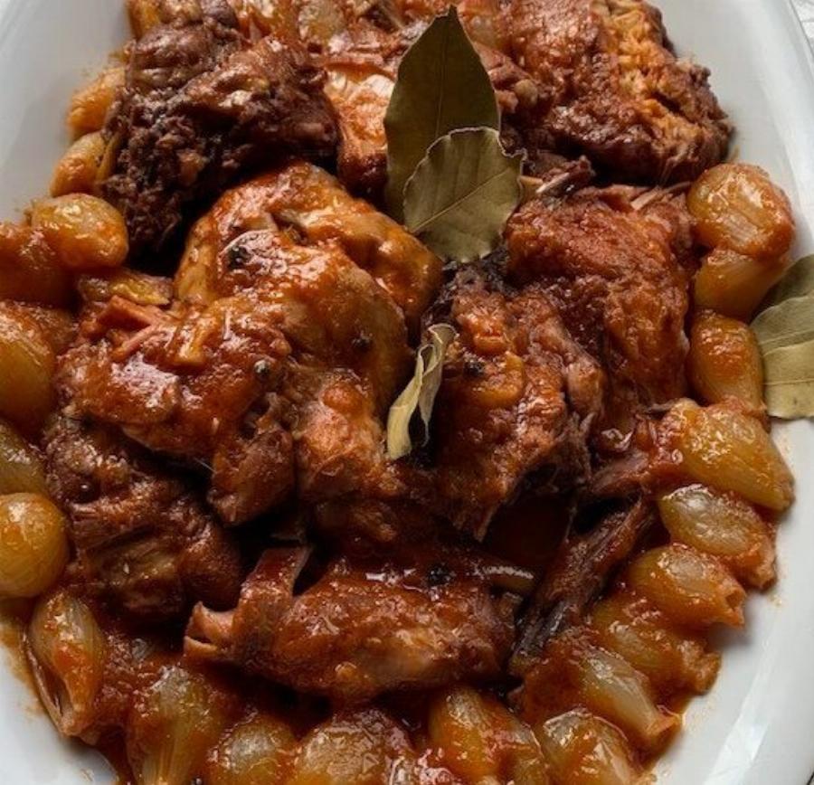 Κοτόπουλο στιφάδο με μικρά κρεμμύδια – Παραδοσιακή και ζουμερή συνταγή