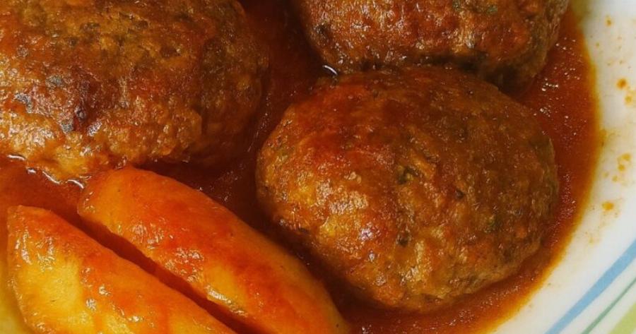 Το μυστικό για ζουμερά μπιφτέκια φούρνου με πατάτες που λιώνουν