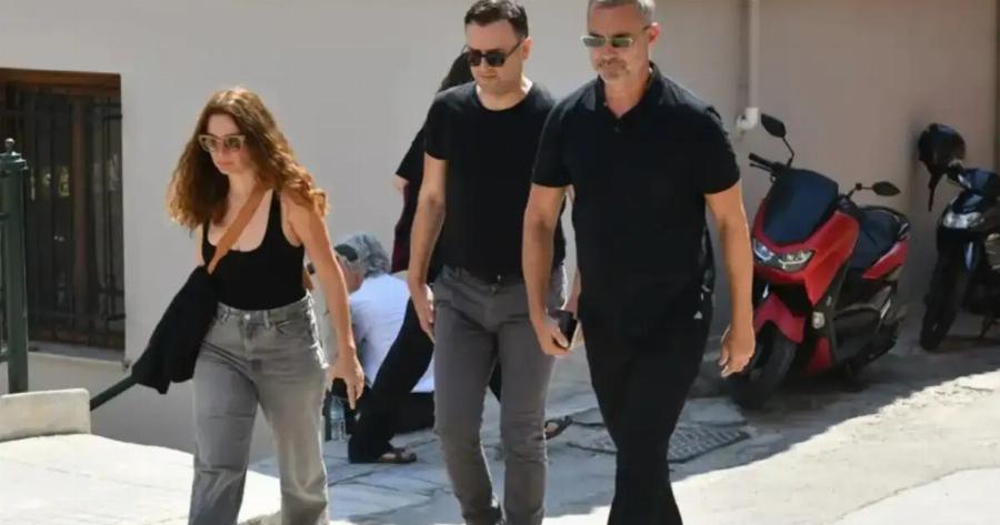 «Μετά την κηδεία την βγάλατε;» Η χαμογελαστή φώτο με τους πρωταγωνιστές του Παρά 5 μετά την κηδεία του Γεράσιμου Μιχελή και τα σχόλια