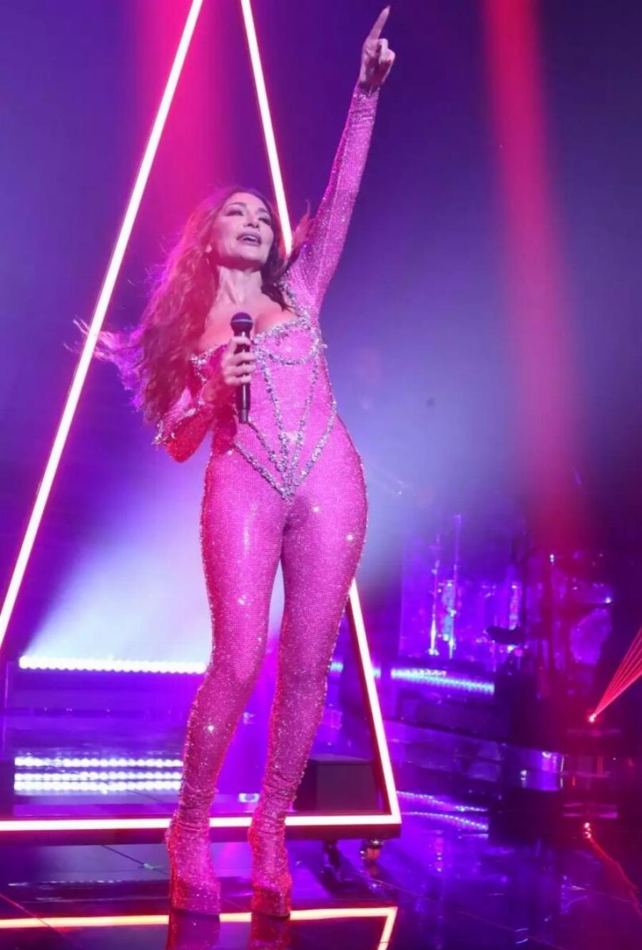 Όλοι σήμερα σχολιάζουν την ολόσωμη ροζ φόρμα της Βανδή: Έκανε πρεμιέρα με τον Ρέμο κι έβαλε… φωτιά στην πίστα όπως βγήκε ντυμένη