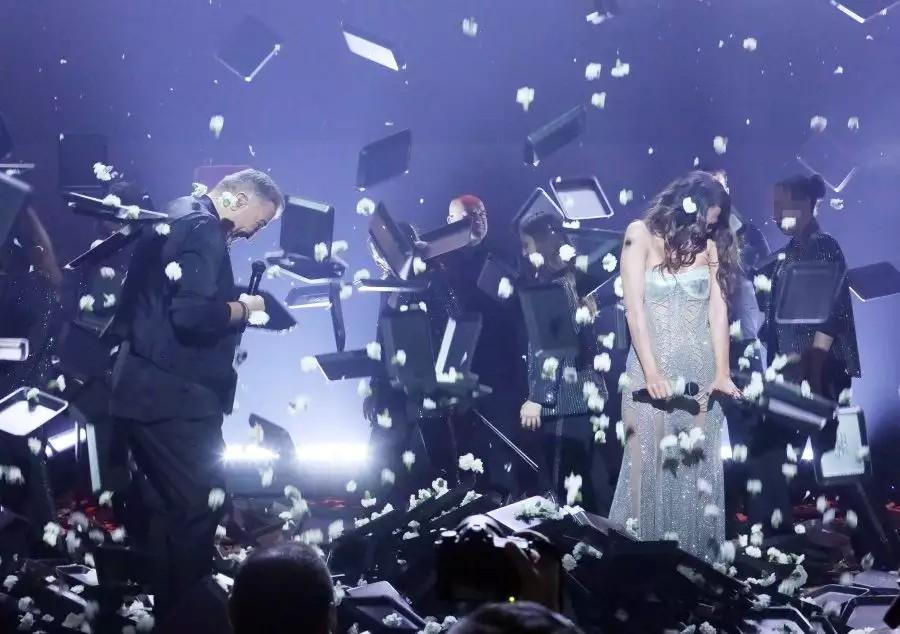 Όλοι σήμερα σχολιάζουν την ολόσωμη ροζ φόρμα της Βανδή: Έκανε πρεμιέρα με τον Ρέμο κι έβαλε… φωτιά στην πίστα όπως βγήκε ντυμένη