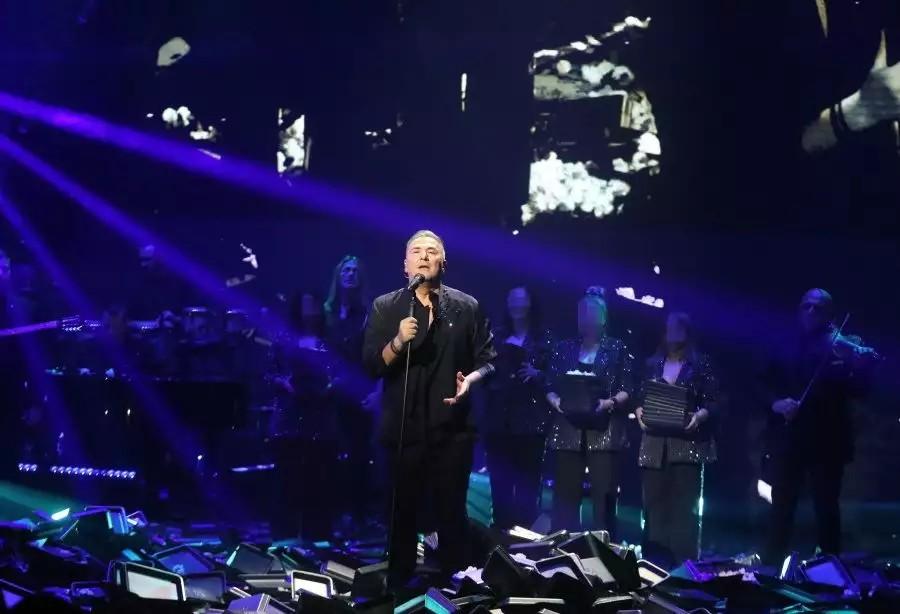 Όλοι σήμερα σχολιάζουν την ολόσωμη ροζ φόρμα της Βανδή: Έκανε πρεμιέρα με τον Ρέμο κι έβαλε… φωτιά στην πίστα όπως βγήκε ντυμένη