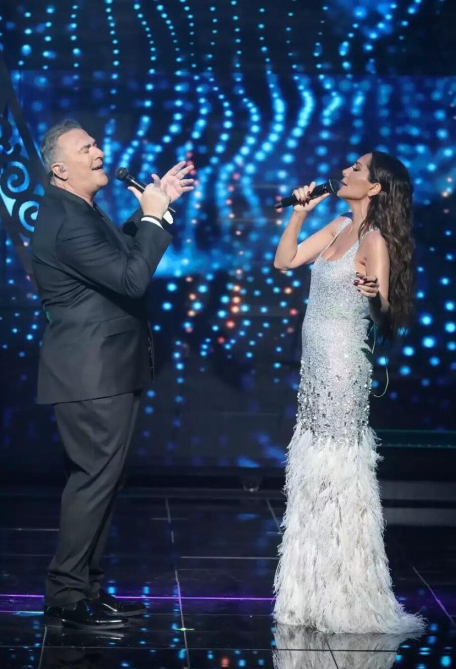 Όλοι σήμερα σχολιάζουν την ολόσωμη ροζ φόρμα της Βανδή: Έκανε πρεμιέρα με τον Ρέμο κι έβαλε… φωτιά στην πίστα όπως βγήκε ντυμένη