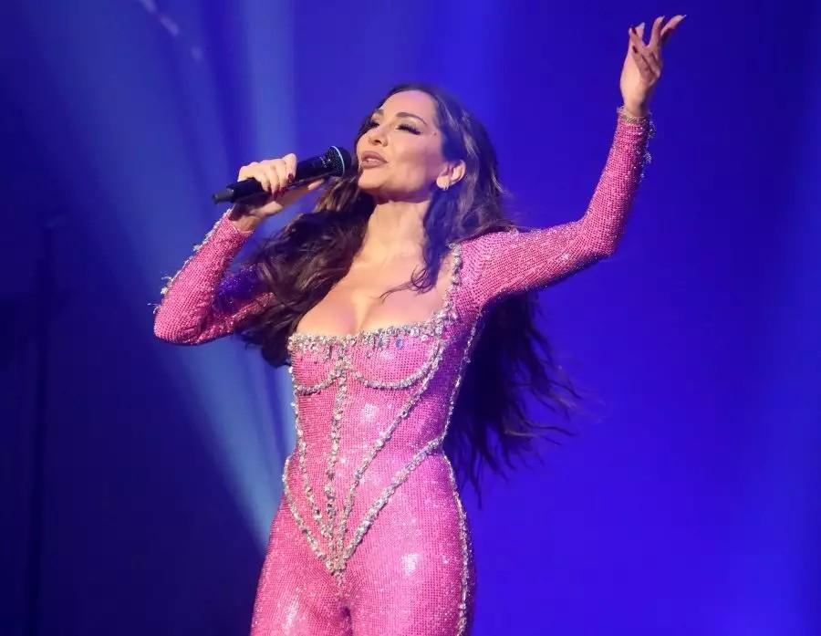 Όλοι σήμερα σχολιάζουν την ολόσωμη ροζ φόρμα της Βανδή: Έκανε πρεμιέρα με τον Ρέμο κι έβαλε… φωτιά στην πίστα όπως βγήκε ντυμένη