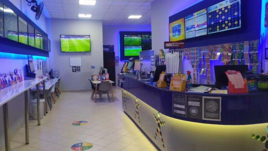 Άλλαξε η ζωή του σε λίγα λεπτά: Μπήκε στο πρακτορείο, έπαιξε τυχαία ΣΚΡΑΤΣ αξίας 5 ευρώ & κέρδισε 500.000€