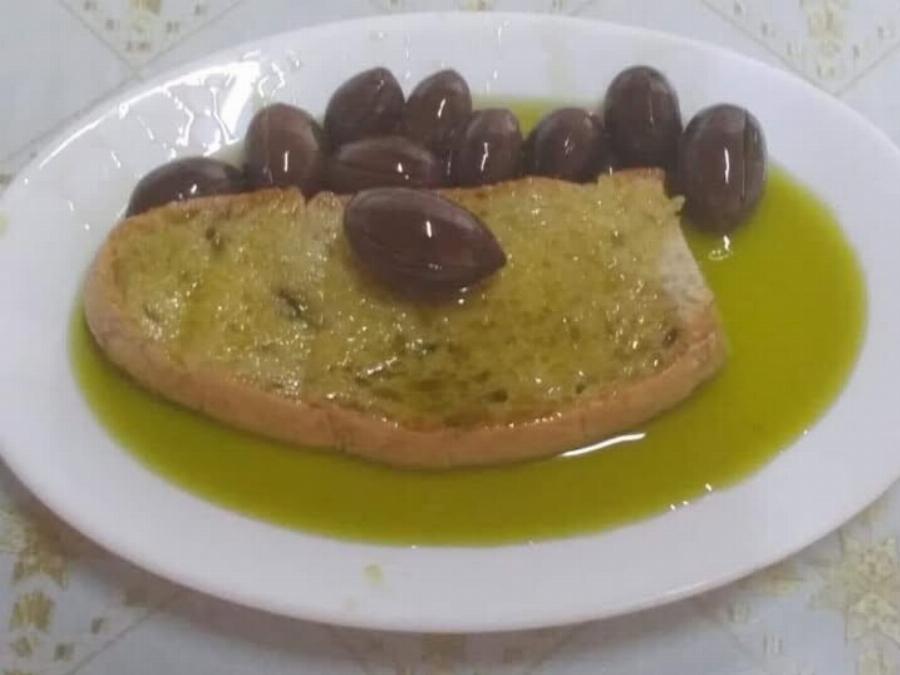 Έτσι μεγαλώσαμε και δεν πάθαμε τίποτα: Το πιο αγνό κολατσιό των παιδικών μας χρόνων που τρώμε μέχρι σήμερα