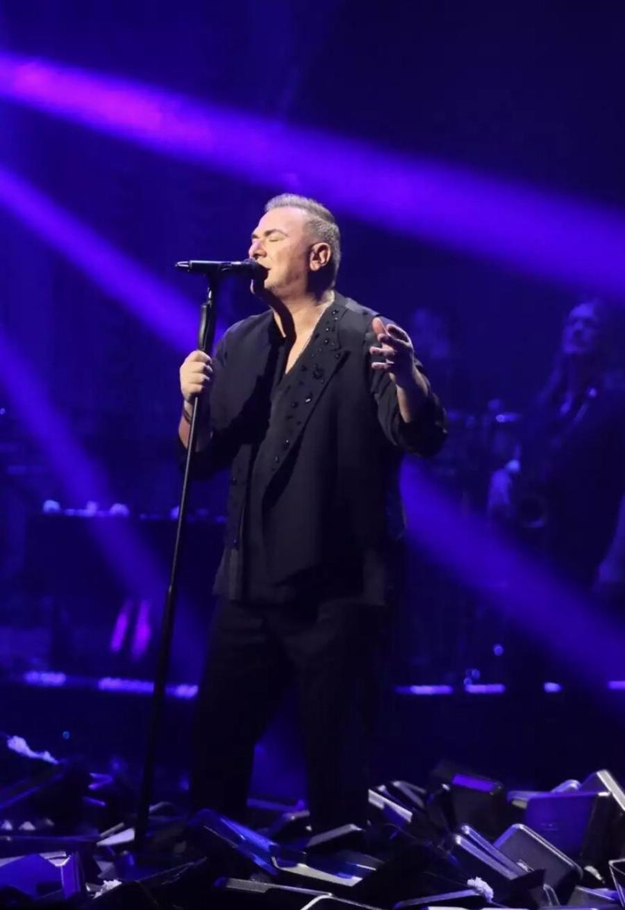 Όλοι σήμερα σχολιάζουν την ολόσωμη ροζ φόρμα της Βανδή: Έκανε πρεμιέρα με τον Ρέμο κι έβαλε… φωτιά στην πίστα όπως βγήκε ντυμένη