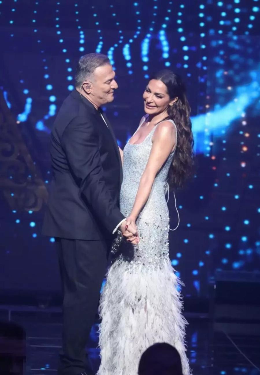 Όλοι σήμερα σχολιάζουν την ολόσωμη ροζ φόρμα της Βανδή: Έκανε πρεμιέρα με τον Ρέμο κι έβαλε… φωτιά στην πίστα όπως βγήκε ντυμένη