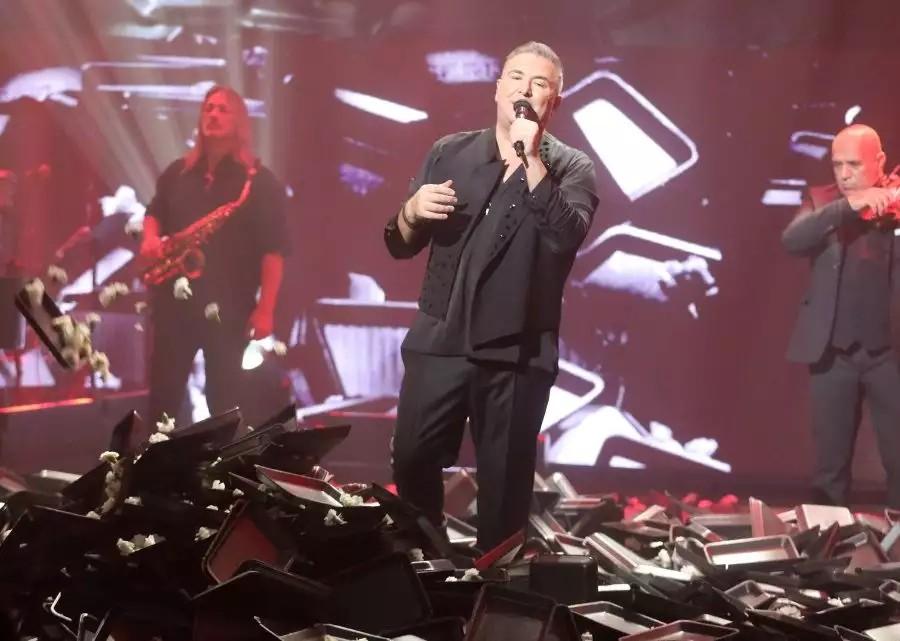 Όλοι σήμερα σχολιάζουν την ολόσωμη ροζ φόρμα της Βανδή: Έκανε πρεμιέρα με τον Ρέμο κι έβαλε… φωτιά στην πίστα όπως βγήκε ντυμένη