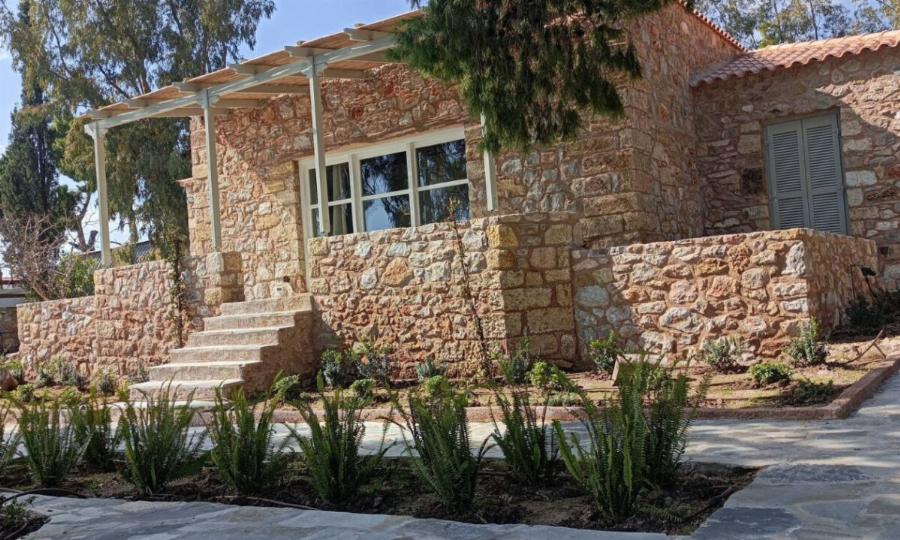 Στο «σφυρί» η βίλα του Αλέκου Αλεξανδράκη – Πόσο κοστολογείται το πανέμορφο οίκημα στο Νεράκι