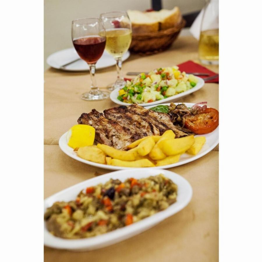 Χαμηλές τιμές, τρομερά κρέατα: Η ταβέρνα με τις θεόρατες μερίδες – Μπιφτέκι και μπριζόλα σε μέγεθος που θα τρως 3 μέρες!