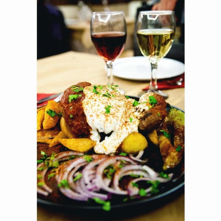 Χαμηλές τιμές, τρομερά κρέατα: Η ταβέρνα με τις θεόρατες μερίδες – Μπιφτέκι και μπριζόλα σε μέγεθος που θα τρως 3 μέρες!