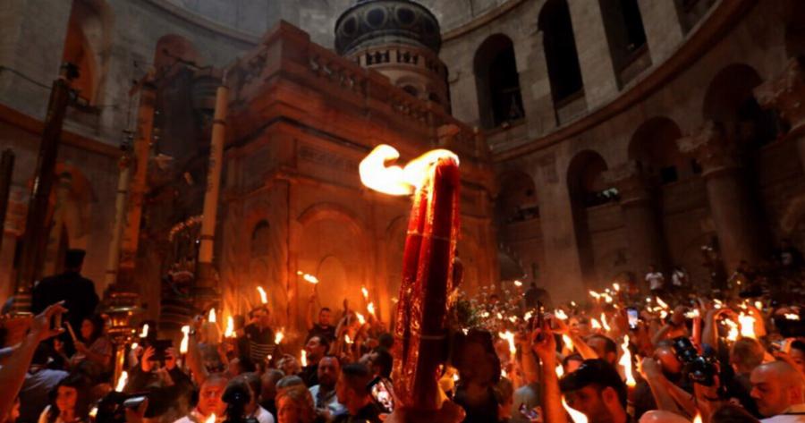 Μεγάλο Σάββατο: Τα έθιμα της ημέρας και ο λόγος που στην Ανάσταση πρέπει να κάψετε ένα δαφνόφυλλο