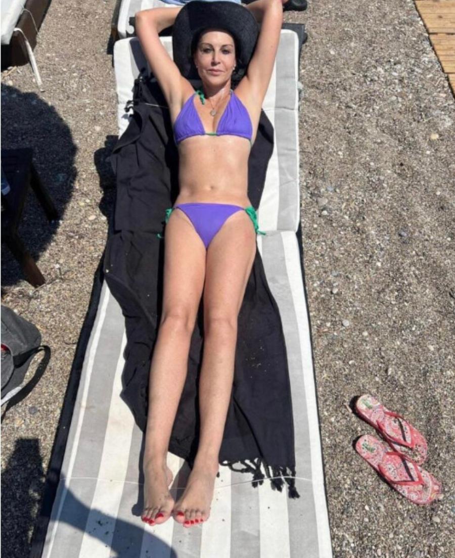 Ελληνίδα ηθοποιός πήγε στην παραλία με μαγιό στα 56 της και γύρισε όλη η παραλία να την κοιτάξει