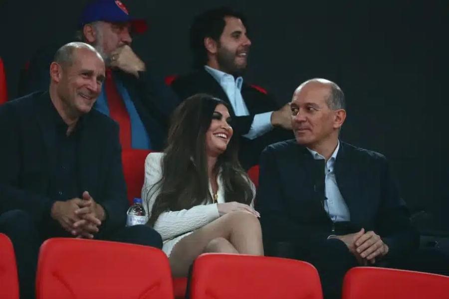 Η Κίμπερλι Γκιλφόιλ στο ΣΕΦ με τους αδελφούς Αγγελόπουλους – Χαμός με τα πόδια της